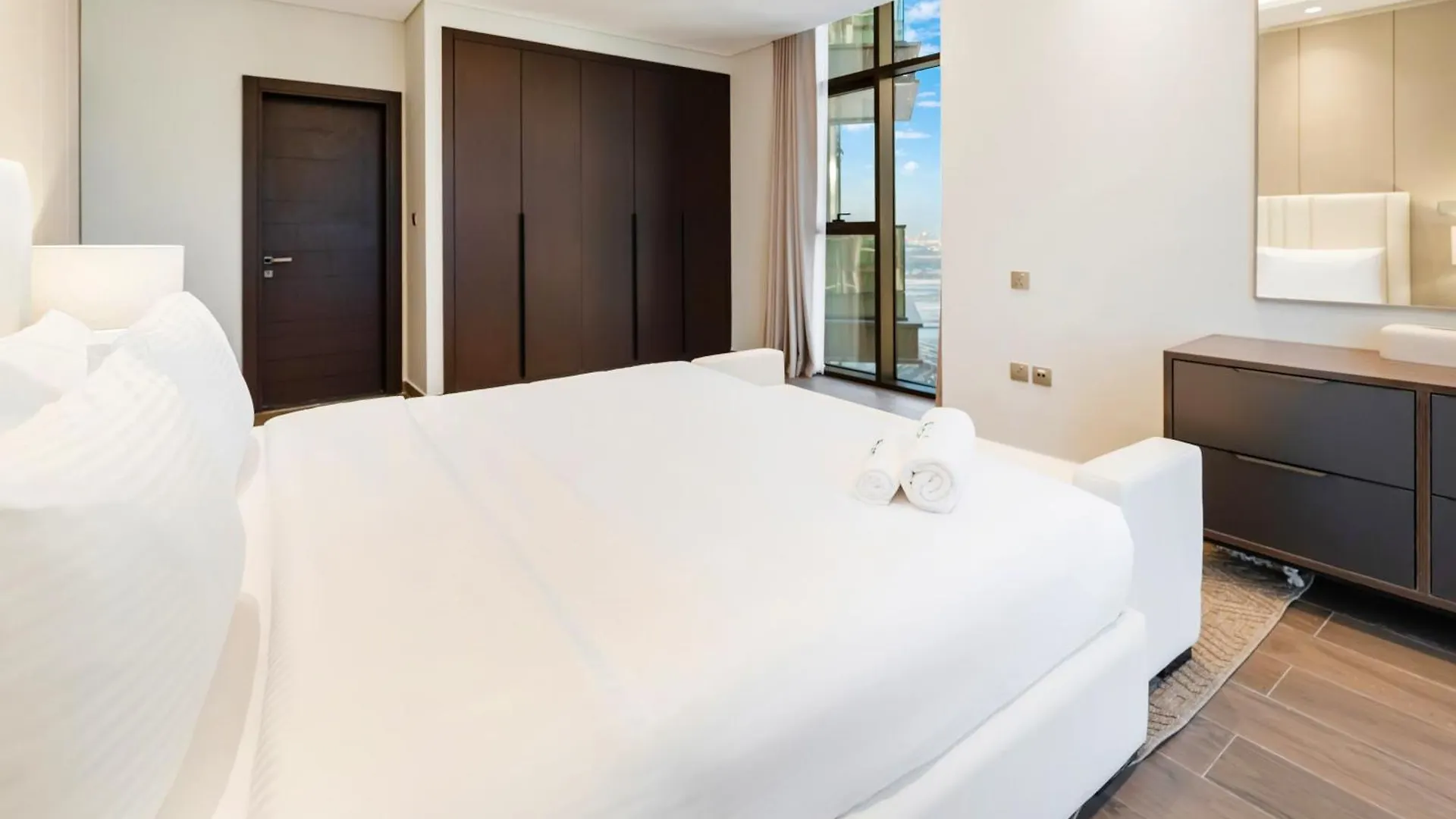 Fam Living - Nobles Tower, Brandnew 2B, Burj Views Apartment Dubai